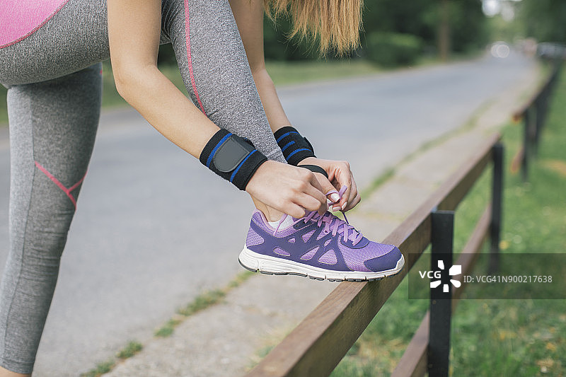 系鞋带的运动型女人图片素材