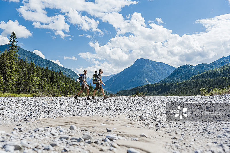 德国巴伐利亚，两名徒步者行走在干涸河床图片素材