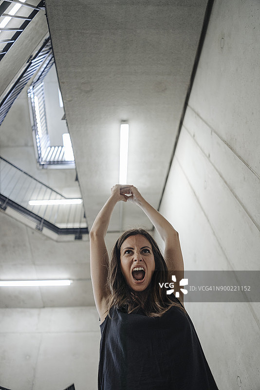楼梯上尖叫的女人图片素材