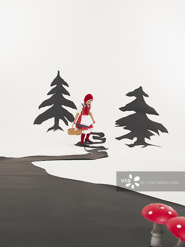 装扮成小红帽的女孩图片素材