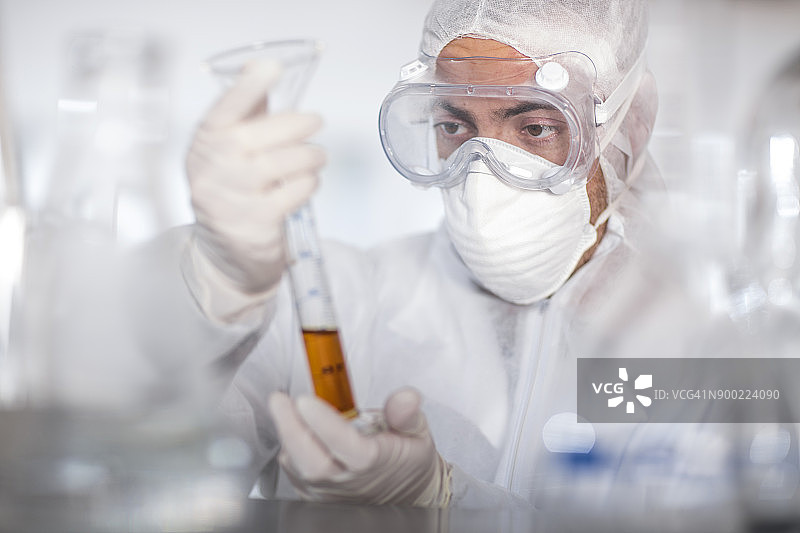 在实验室里拿着圆筒的科学家图片素材