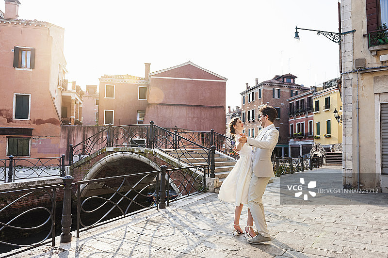 意大利威尼斯：日出时分跳舞的新婚夫妇图片素材