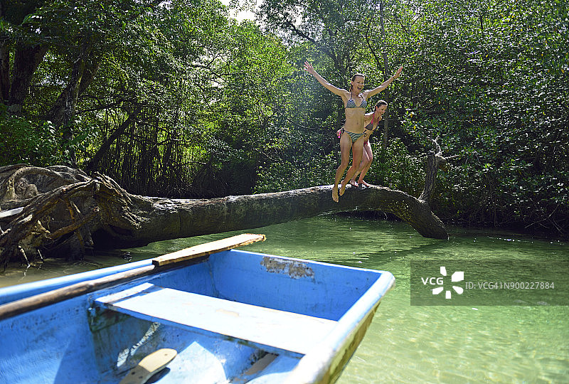 多米尼加共和国萨马纳，两名妇女跳入红树林泻湖图片素材