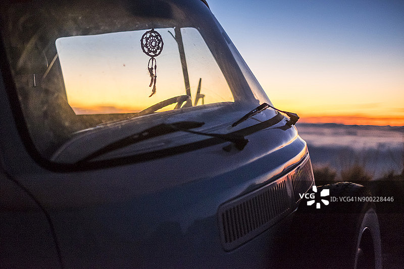 西班牙特内里费岛：埃尔泰德峰的黄昏和停放的厢型车图片素材