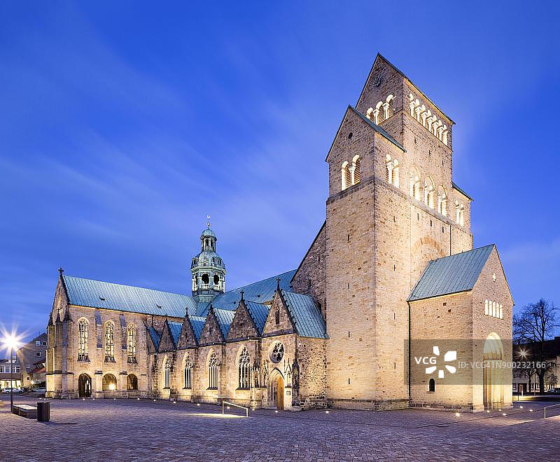 德国下萨克森州希尔德斯海姆圣母升天主教座堂暮光景色图片素材