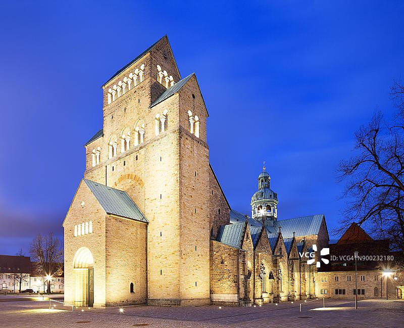 德国下萨克森州希尔德斯海姆圣母升天主教座堂暮光景色图片素材