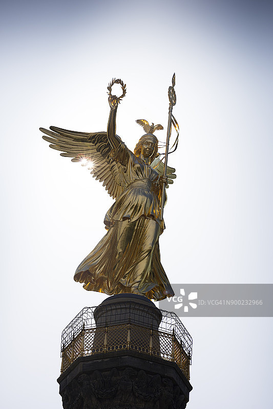 德国柏林，柏林胜利纪念柱上的胜利女神背光照图片素材