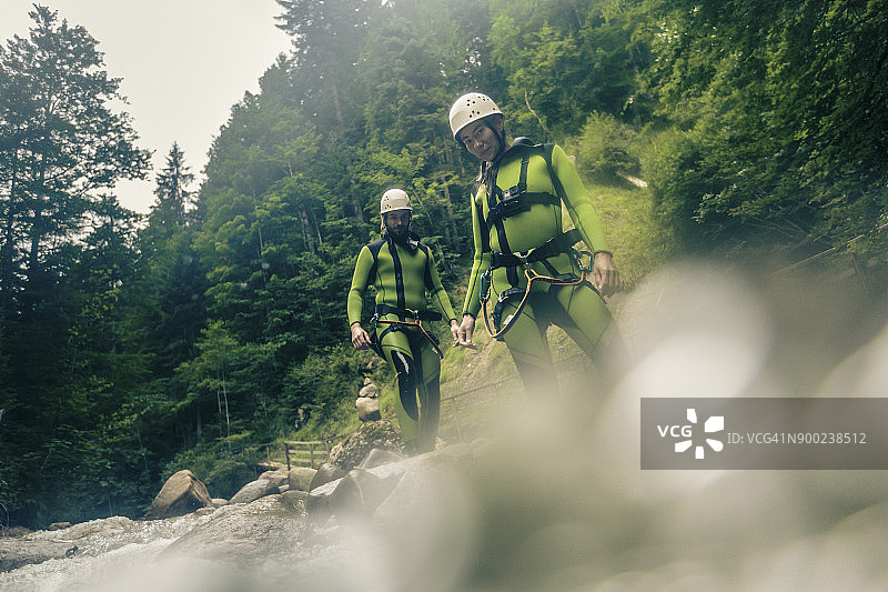 德国巴伐利亚州，年轻情侣在奥斯特塔尔峡谷漂流图片素材