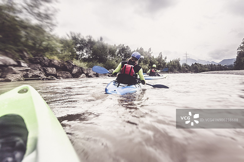 德国巴伐利亚州阿尔高地区：伊勒河上的皮划艇爱好者图片素材