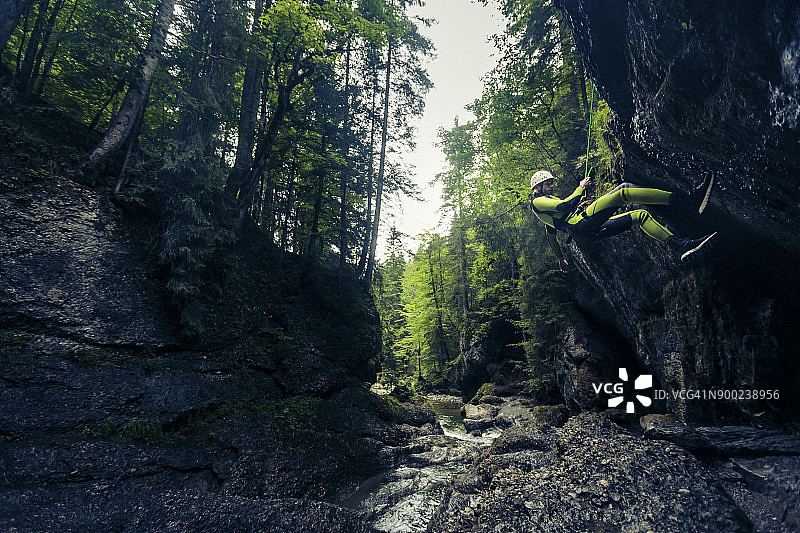 德国巴伐利亚阿尔高，年轻男子在奥斯特塔尔峡谷漂流图片素材