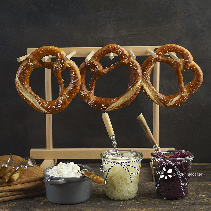 配凉拌卷心菜和奥巴兹达奶酪的椒盐卷饼吧图片素材