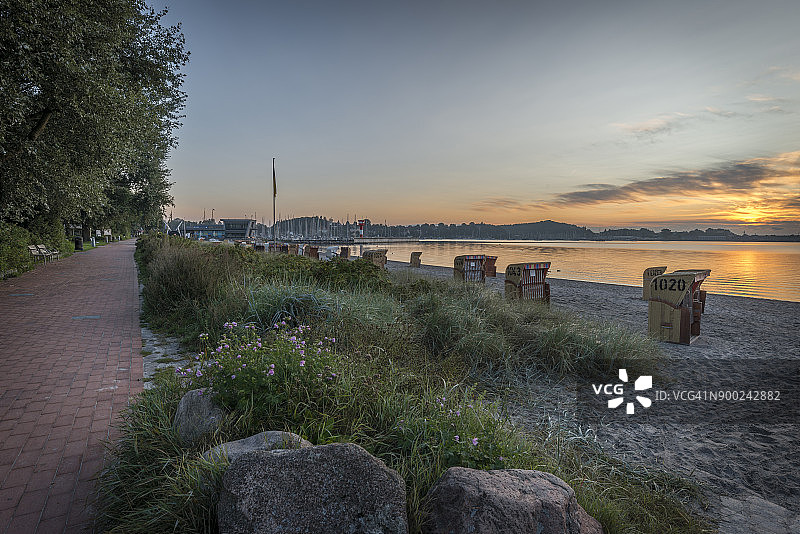 德国埃肯弗尔德：日出时波罗的海和海滩的景色图片素材