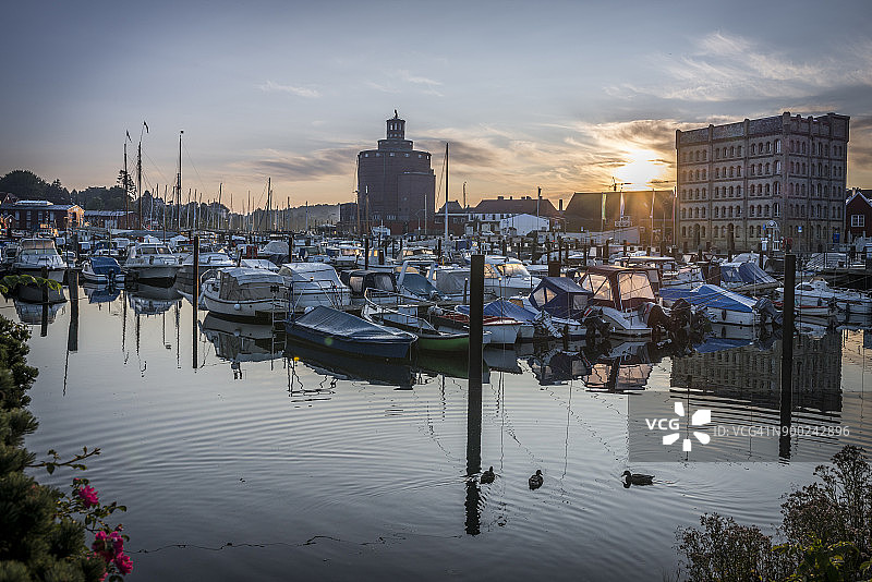 德国埃克ernfoerde，清晨的旧筒仓和海港景观图片素材