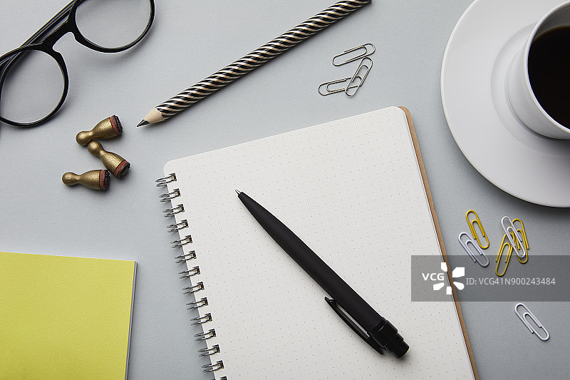 办公桌上的笔记本和办公用具图片素材