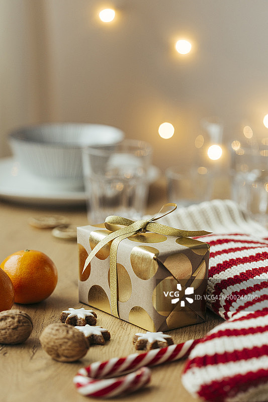 圣诞礼物、橘子、核桃、拐杖糖和肉桂星图片素材