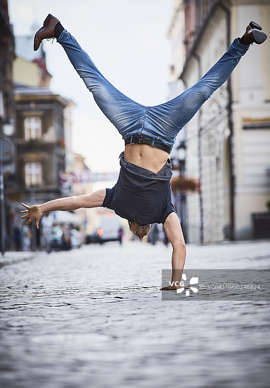 男人在城市里做倒立图片素材