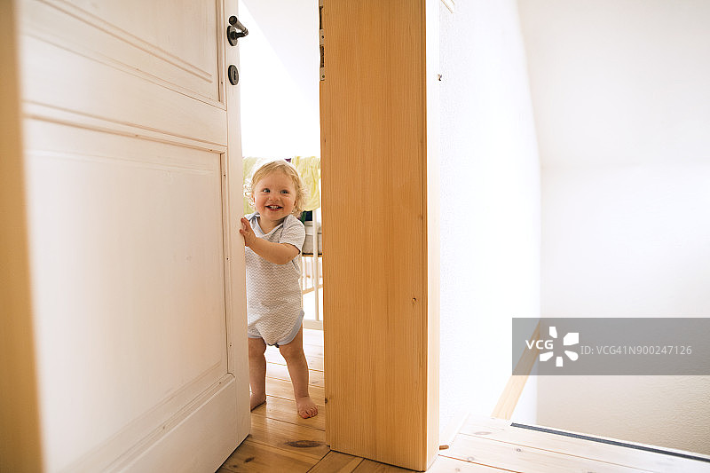 打开门的快乐男婴 портрет图片素材