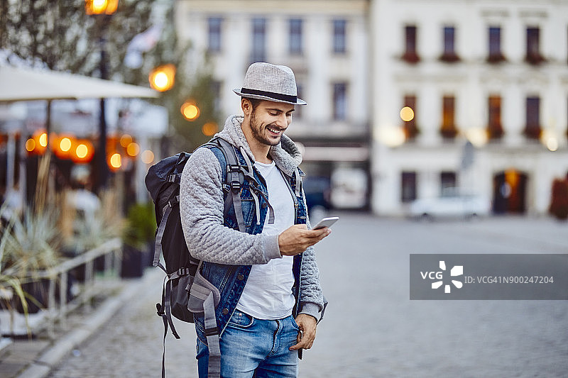 在城市度假时使用手机的游客图片素材