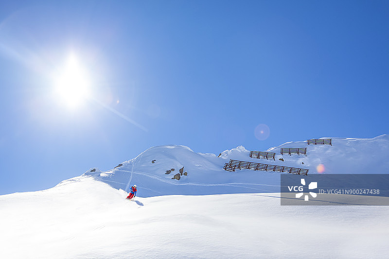 奥地利布卢登茨滑雪者在粉雪中图片素材