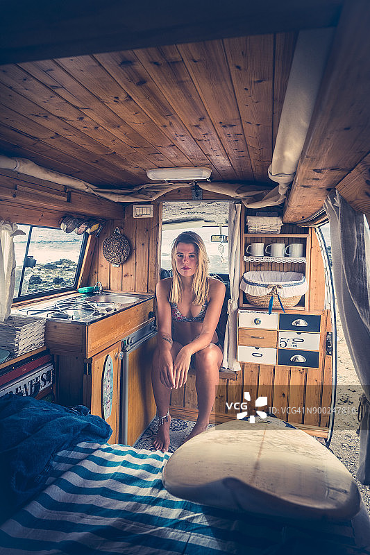 年轻女子身穿比基尼坐在房车里图片素材