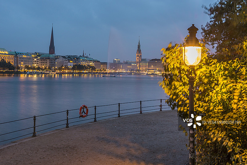德国汉堡内阿尔斯特湖的蓝色时刻图片素材