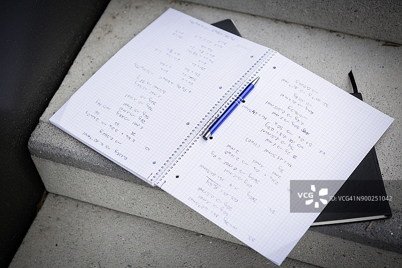 楼梯上的笔记本和滚珠笔图片素材