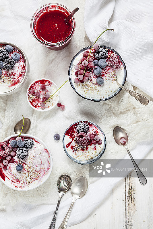 天然酸奶配覆盆子酱和冷冻水果图片素材