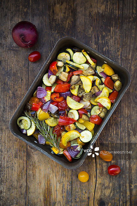 烤盘上的地中海烤蔬菜图片素材