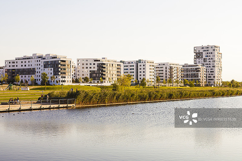 德国辛德尔芬根-伯布林根机场开发区：朗格湖风光图片素材