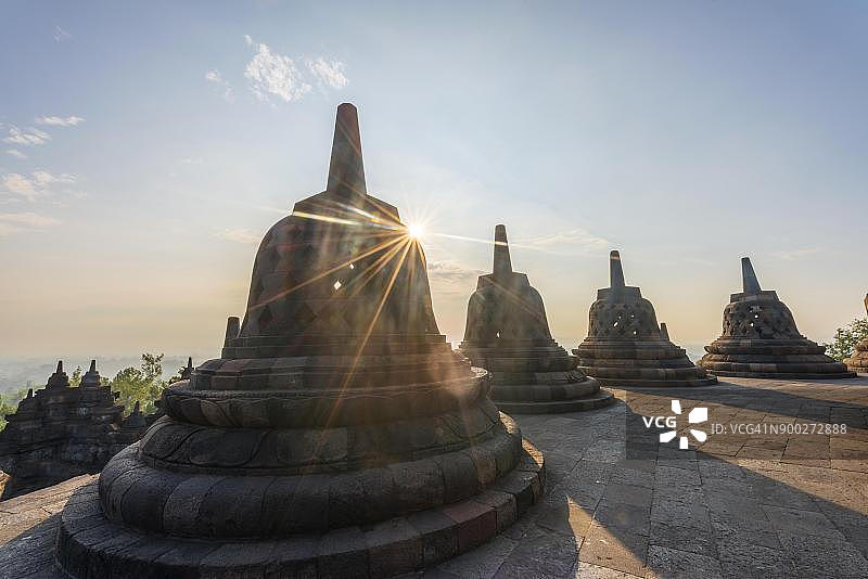 日出时分的婆罗浮屠寺庙，佛塔，印度尼西亚爪哇日惹图片素材