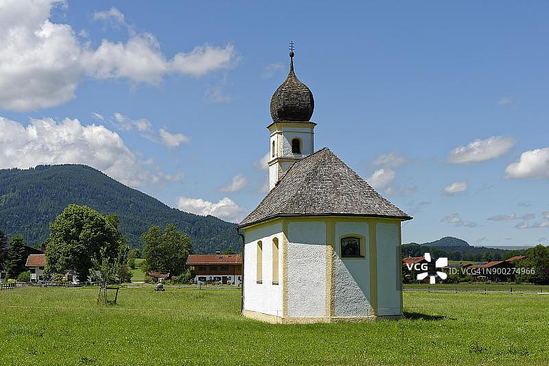 伦哈德教堂，位于德国巴伐利亚上巴伐利亚莱茨阿赫塔尔洪德哈姆图片素材