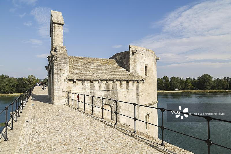 圣贝内泽桥，又称阿维尼翁桥，圣尼古拉斯教堂，罗纳河，阿维尼翁，普罗旺斯-阿尔卑斯-蓝色海岸，法国图片素材