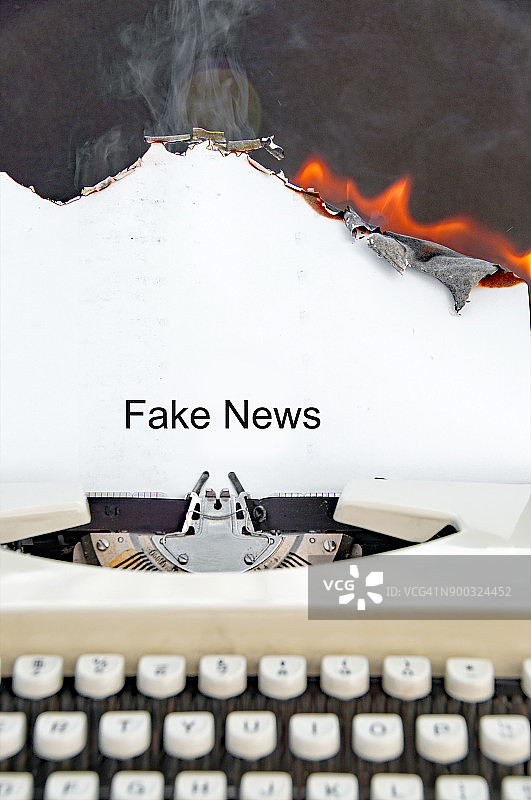 带燃烧纸张的打字机图片素材