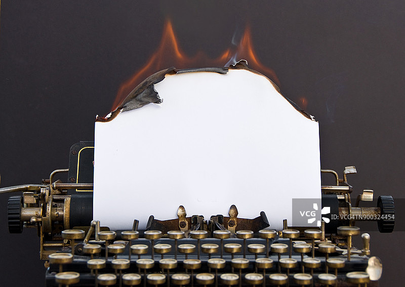 带燃烧纸张的打字机图片素材