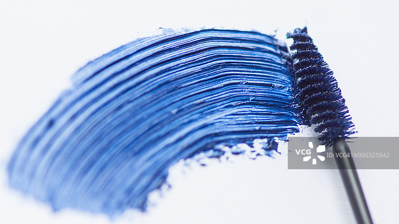 蓝色睫毛膏和刷子图片素材