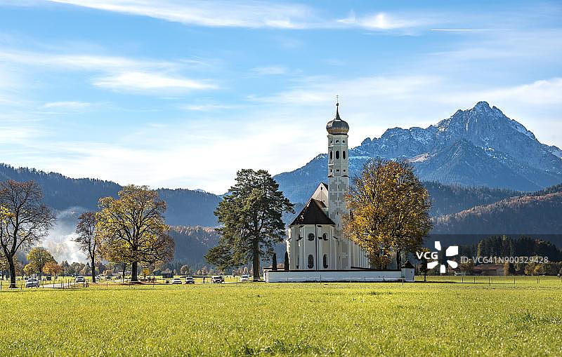 秋季的圣科洛曼朝圣教堂，位于德国巴伐利亚州施万高图片素材