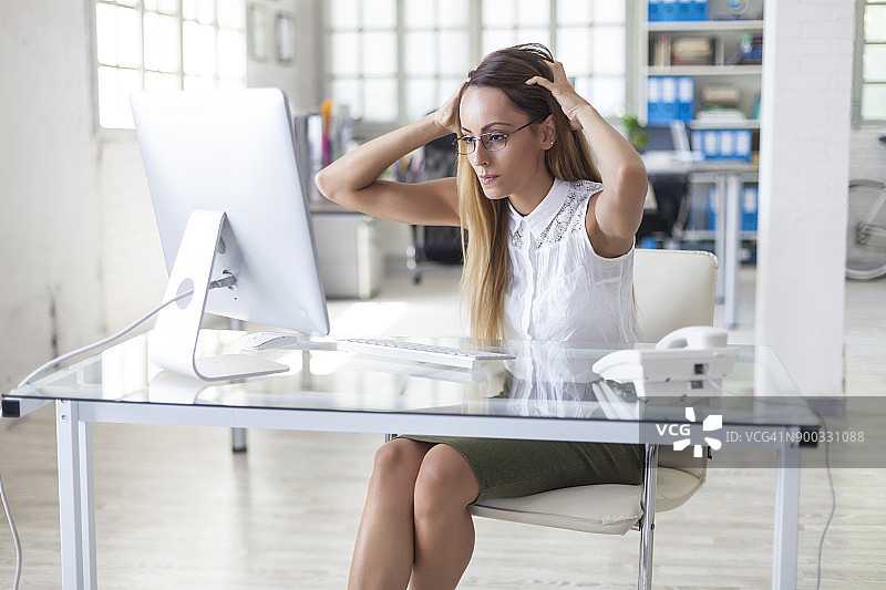 女商人阅读坏消息图片素材