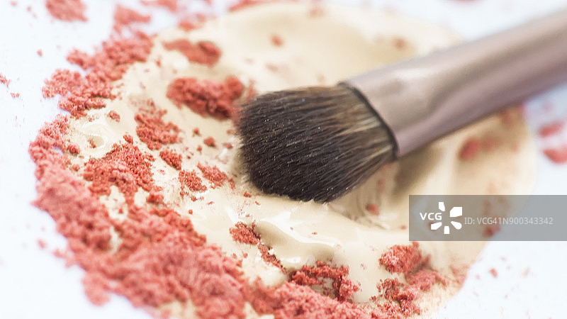 粉底霜涂抹，面粉和刷子图片素材