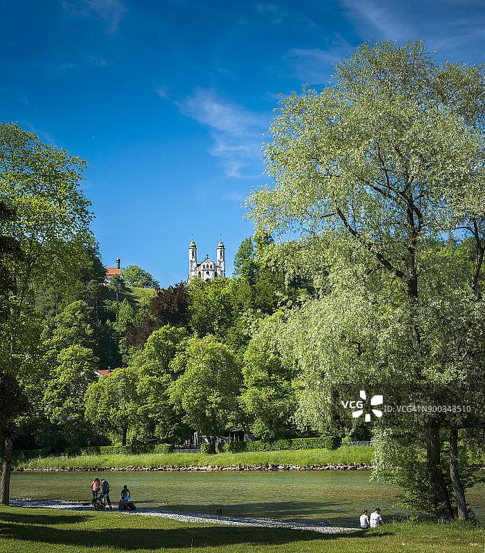 德国巴伐利亚州巴特特尔茨的伊萨尔河和圣十字教堂图片素材