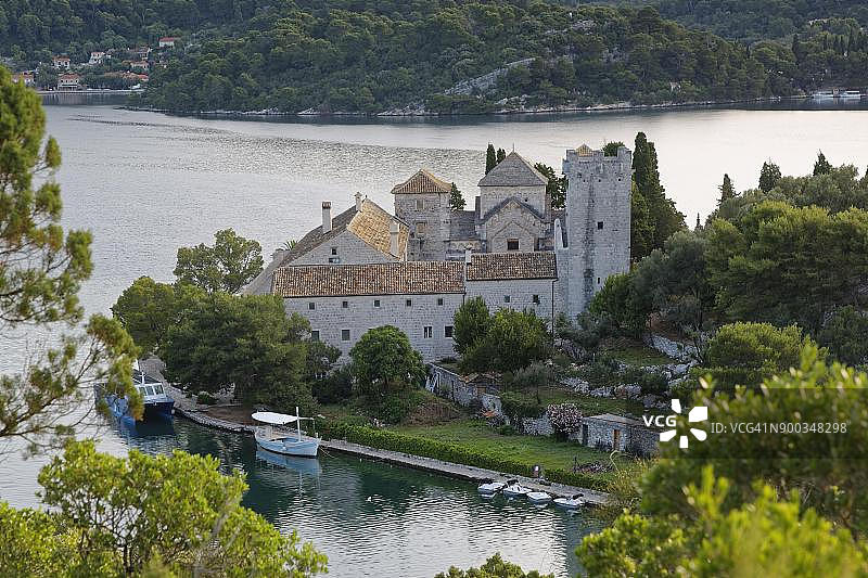 姆列特岛国家公园圣玛利亚岛上的本笃会修道院图片素材