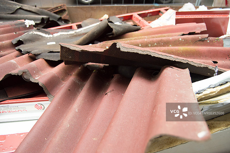 受损的石棉屋顶图片素材