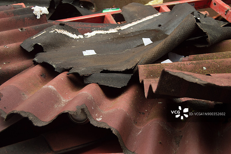 受损的石棉屋顶图片素材