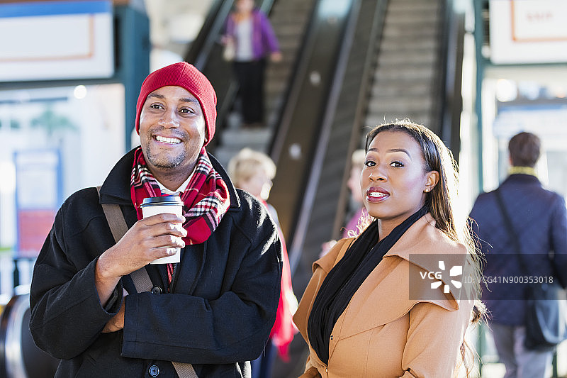 在火车站或汽车站的非裔美国夫妇图片素材