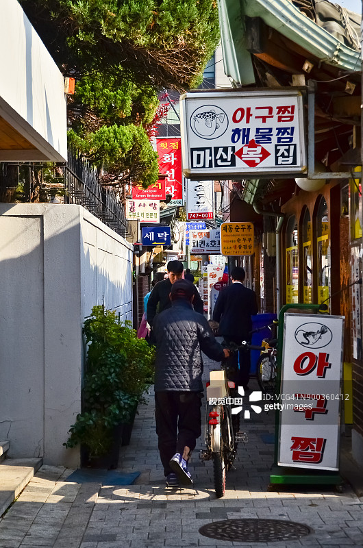 韩国首尔北村韩屋村附近的商业街图片素材