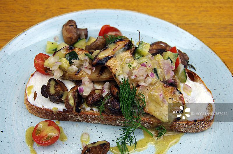 羊乳酪蘑菇番茄吐司配龙蒿莎莎酱和松露油图片素材