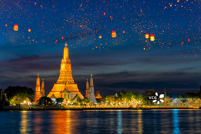 黎明寺水灯节的漂浮灯和水灯图片素材