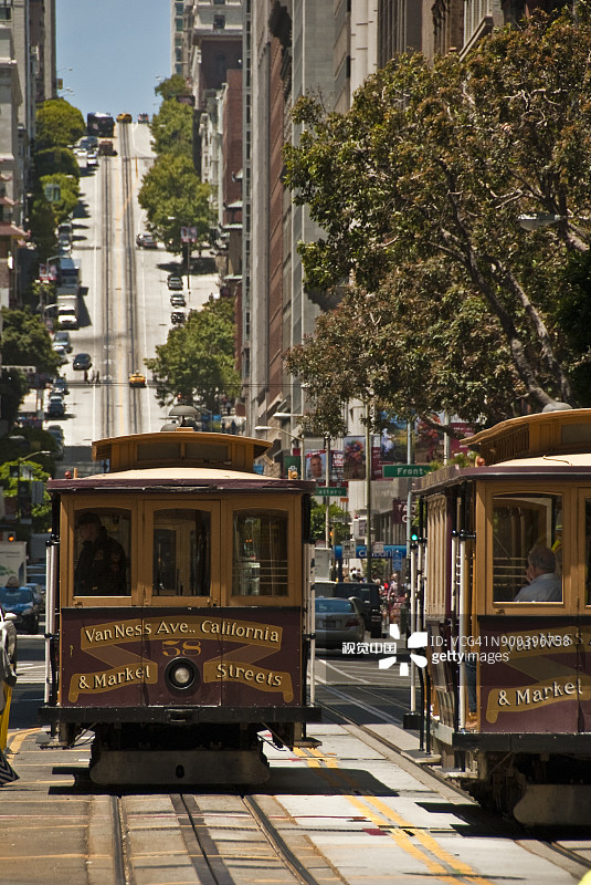 旧金山繁忙市场街终点站附近的缆车图片素材