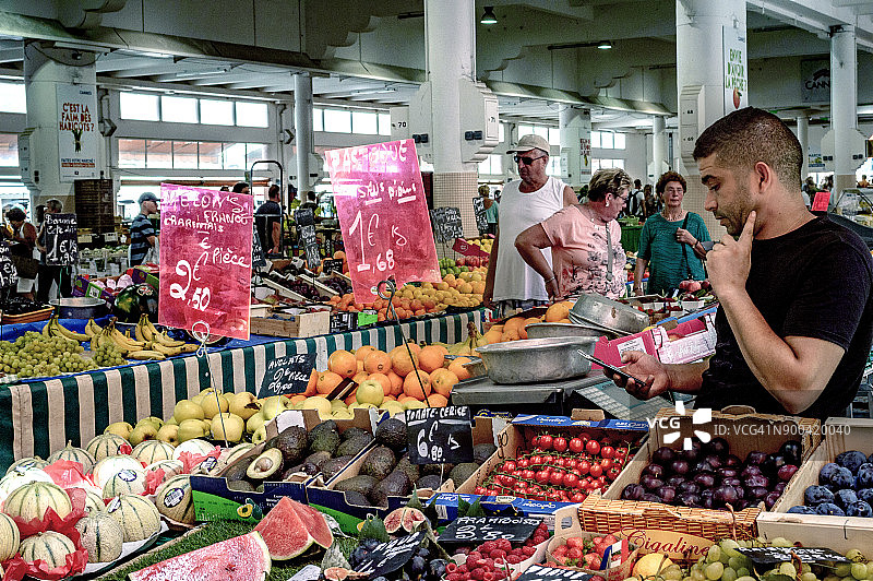 法国普罗旺斯-阿尔卑斯-蓝色海岸戛纳的福尔维尔市场图片素材