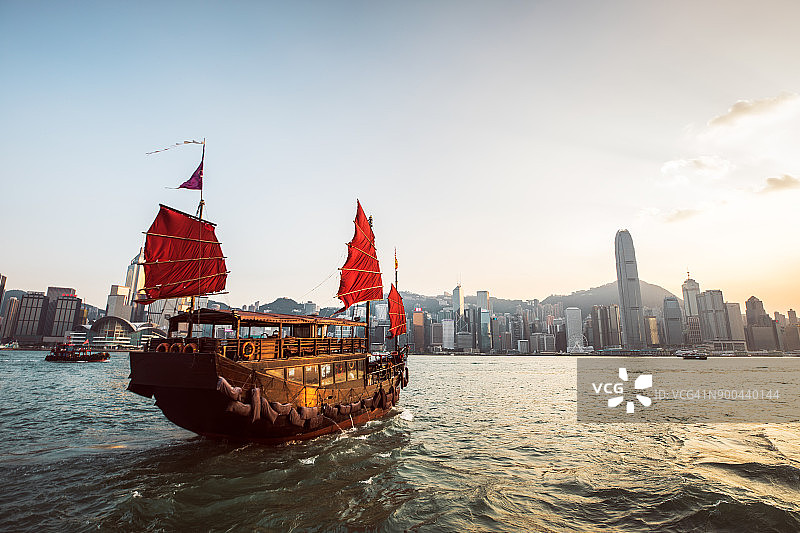 维多利亚港的传统中国帆船图片素材