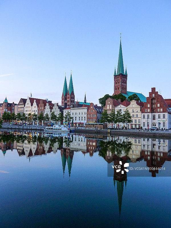 德国吕贝克的特拉沃河和历史中心图片素材